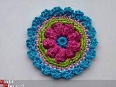 ** Gehaakte bloemapplicatie (turquoise/fuchsia)