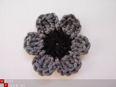** Gehaakte bloem (4 cm) - antracietgrijs/zwart - nr. 1