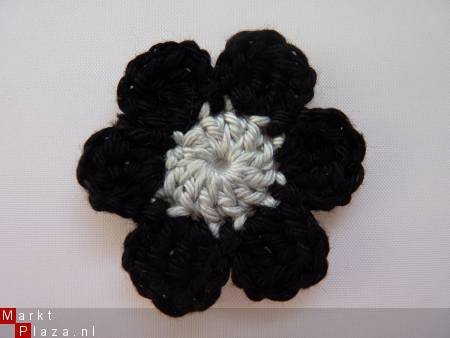** Gehaakte bloem (4 cm) - zwart/lichtgrijs - nr. 1