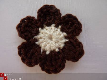 ** Gehaakte bloem (4 cm) - bruin/creme - nr. 1