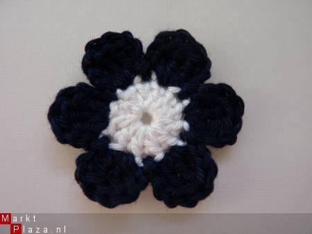** Gehaakte bloem (4 cm) - donkerblauw/wit - nr. 1