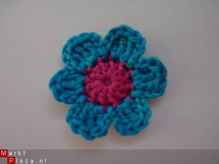 ** Gehaakte bloem (4 cm) - aqua/fuchsia - nr. 1