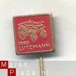 lutzmann 1896 rood auto speldje (V_049)