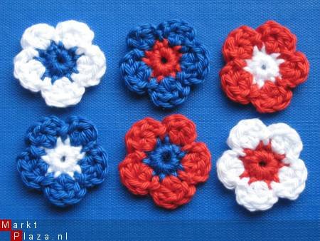 ** Setje van 6 rood/wit/blauwe gehaakte bloemetjes (3 cm) - 0