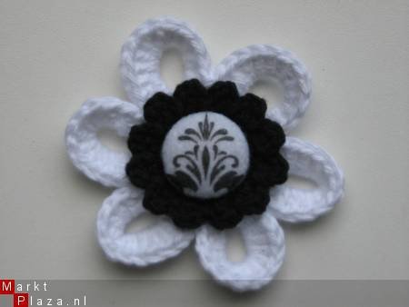 ** Gehaakte broche met vilten knoop (wit/zwart) - 0