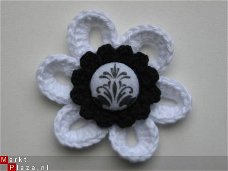 ** Gehaakte broche met vilten knoop (wit/zwart)