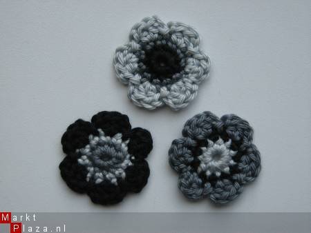 ** Setje van 3 zwart/antraciet/grijs gehaakte bloemetjes - 0
