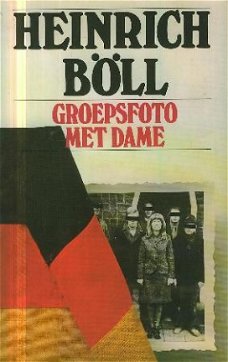 Böll, Heinrich; Groepsfoto met dame