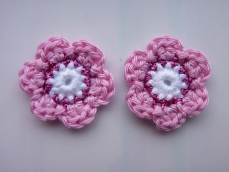 ** 2 gehaakte bloemetjes Glitterline (roze/wit) - 0