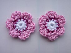 ** 2 gehaakte bloemetjes Glitterline (roze/wit)