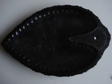 Zwarte schaal van hout in de vorm van een blad (indonesië?) - 1