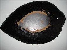 Zwarte schaal van hout in de vorm van een blad (indonesië?)