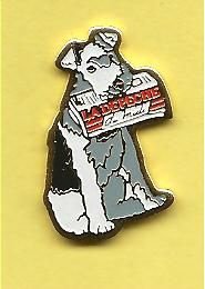 hond met dagblad pin    (BL2-044)