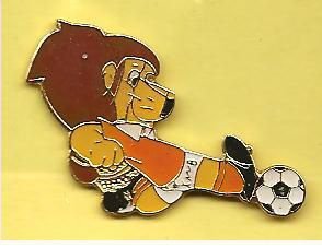 hollandse leeuw met voetbal pin (BL4-185) - 1