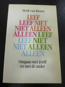 Leef niet alleen. Henk van Riezen.