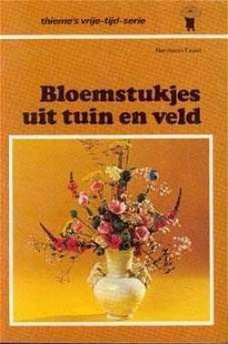 Bloemstukjes uit tuin en veld