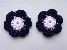 ** 2 gehaakte bloemetjes Glitterline (donkerblauw/wit)