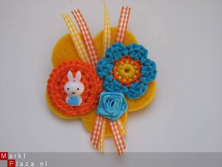 ** Vilten broche (geel/blauw/oranje) - nr. 1