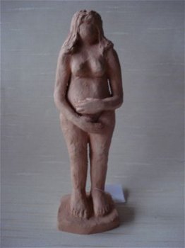 Terracotta beeldje van vrouw met haar handen op haar buik - 1