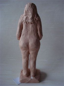Terracotta beeldje van vrouw met haar handen op haar buik - 1