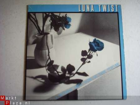 Luna Twist: A different smell from the same perfume - 1