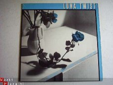 Luna Twist: A different smell from the same perfume