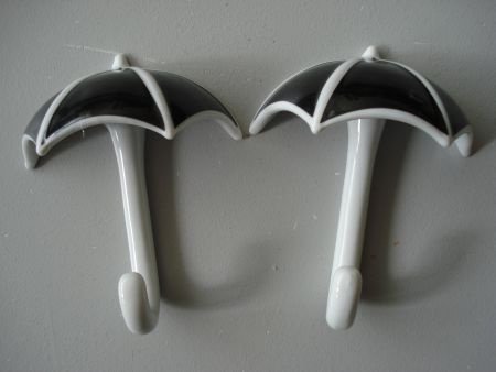 2 porseleinen ophanghaken parapluutje zw/wit gerold porzella - 1