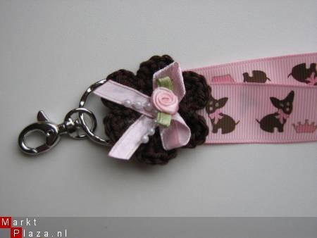 ** Chihuahua keycord met gehaakte bloem (roze) - 1