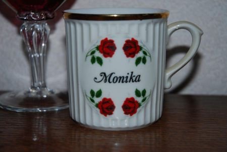 *** Schattige beker MONIKA *** Hoog 8,5 cm. Doorsnee 8 cm. V - 1