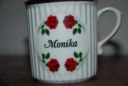 *** Schattige beker MONIKA *** Hoog 8,5 cm. Doorsnee 8 cm. V - 1