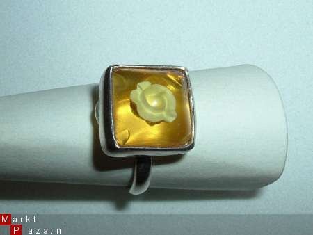 Amber ring met ingegraveerde Roos - 1