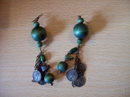 oorbellen met groene kralen en muntjes - 1