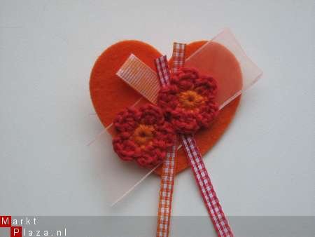 ** Vilten broche met gehaakte bloemetjes en lint (oranje) - nr. 1