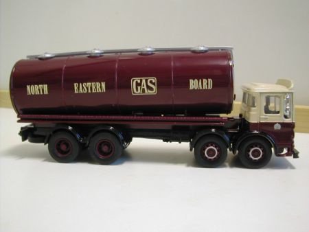 DSCN6484 Corgi 97932 AEC ErgoMatic Cylindrical Tanker North - 1