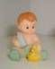 polyresin baby met flesje en badeend - nr. 1