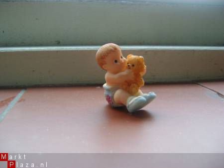 polyresin baby met teddybeer - nr. 1