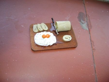 houten plank met pate en salade poppenhuis - nr. 1
