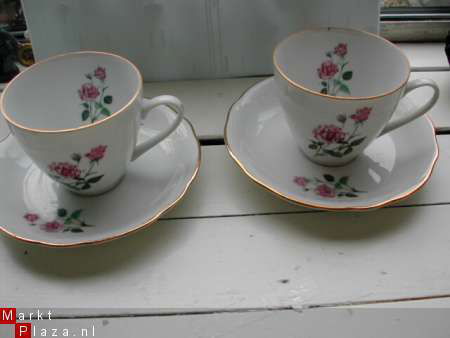 2 vleesschaaltjes en 2 kop /schotels porselein met rozen - Afbeelding 3