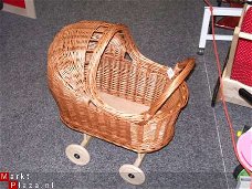 Poppenwagen, kinderwagen van riet.