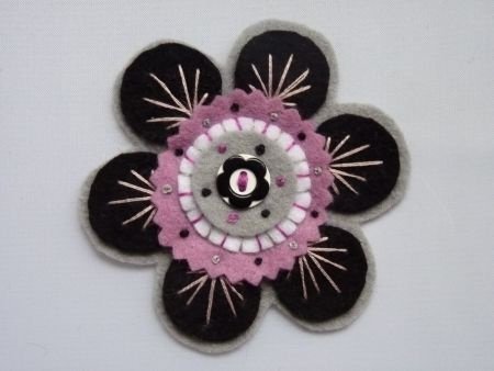 ** Geborduurde vilten bloem applicatie (of broche) (VB02) - nr. 1
