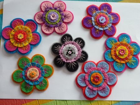 ** Geborduurde vilten bloem applicatie (of broche) (VB02) - Afbeelding 2