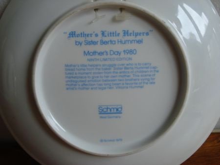 Hummel sierbordje Mother,s Day 1980 Mothers Little Helpers - 1