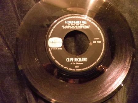 Te koop drie singles van Cliff Richard - 2
