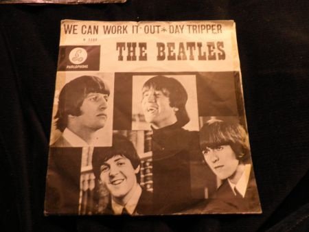 Te koop 2 singles van de Beatles met hoes - 1