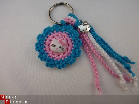 ** Gehaakte sleutelhanger/tashanger Hello Kitty (roze/blauw) - 0