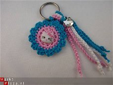 ** Gehaakte sleutelhanger/tashanger Hello Kitty (roze/blauw)