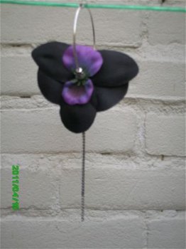 aparta bloemoorbel zwart met paars - 1