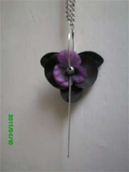 aparta bloemoorbel zwart met paars - 1
