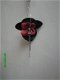 zwart met rood bloem oorbel - 1 - Thumbnail