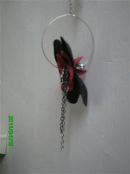 zwart met rood bloem oorbel - 1